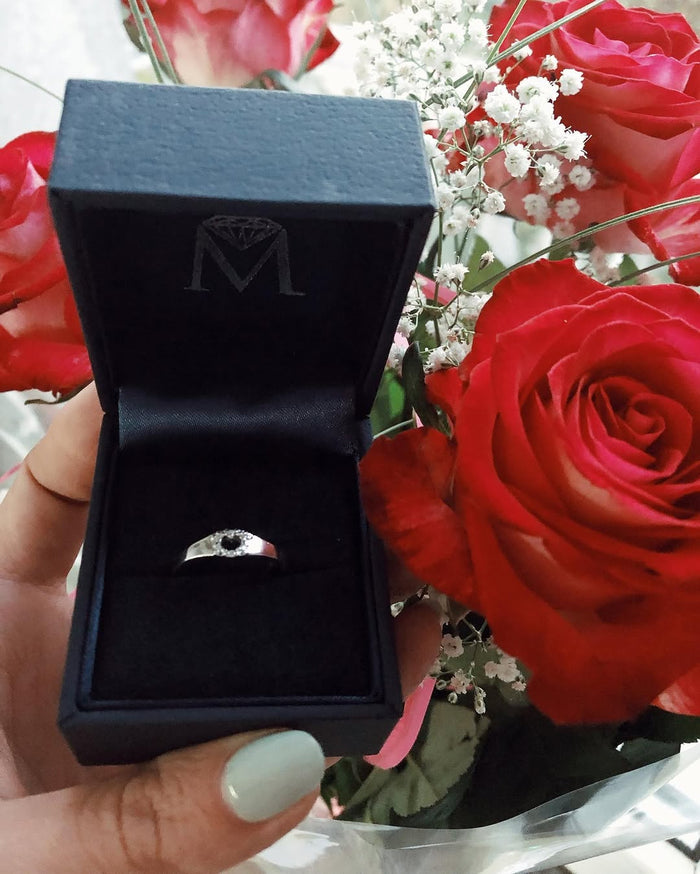 Pierścionek zaręczynowy z serduszkiem wykonany w białym złocie