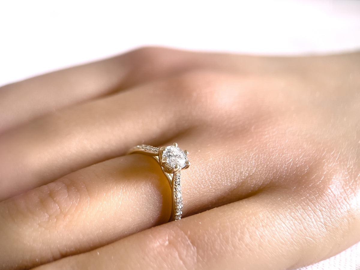 Vivette - classic ring with 0.70 ctw diamonds in white gold
