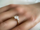 Pierścionek zaręczynowy z diamentem 1,5ct w szlifie owalnym-zdjęcie na dłoni