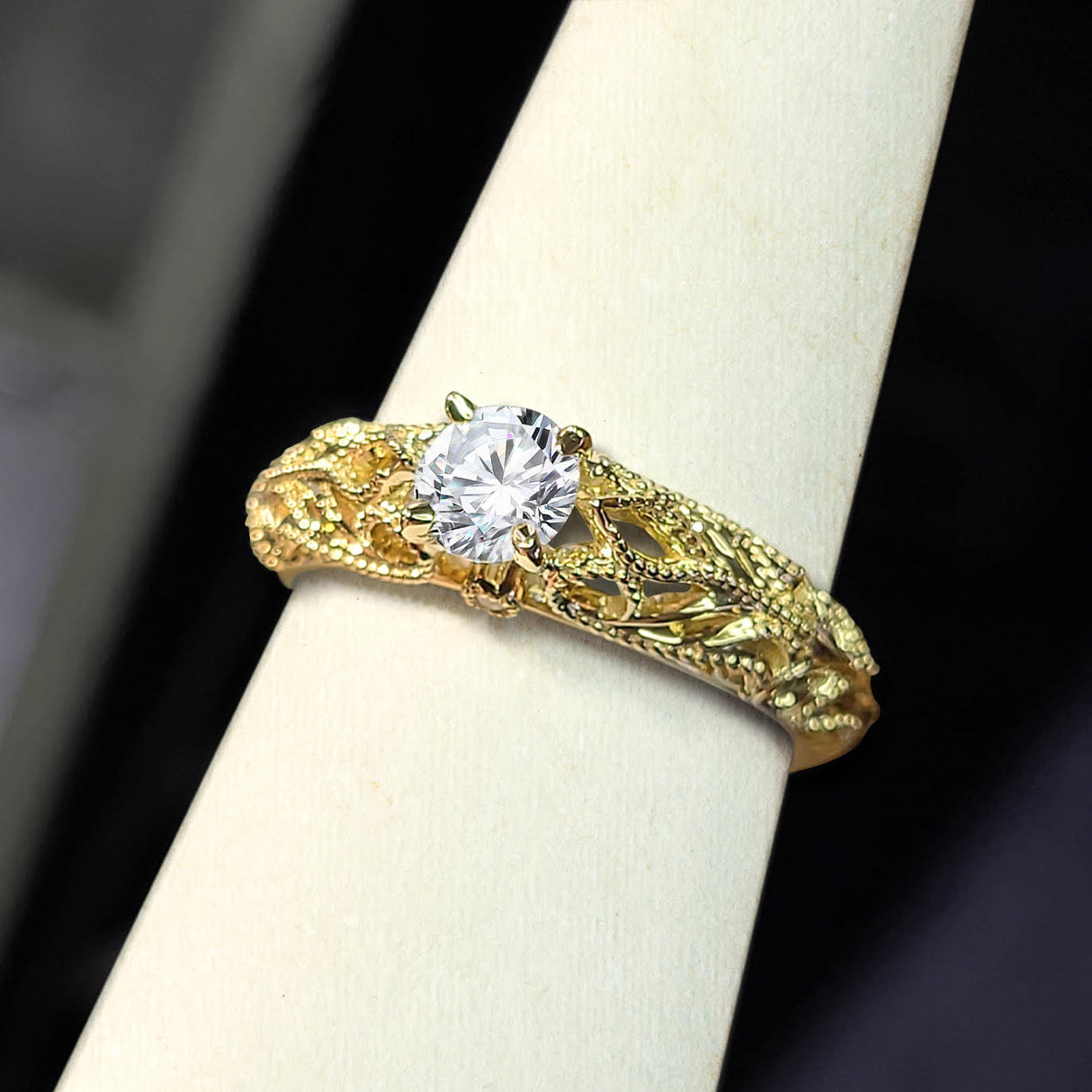 Decorative ring with a 0.50ct diamond